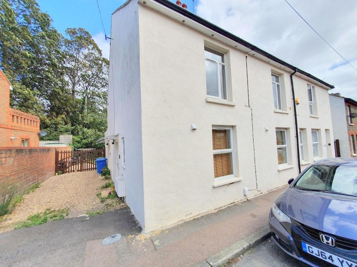 Bassett Flat With 2 Bedrooms And Superfast Wi-fi * Sittingbourne